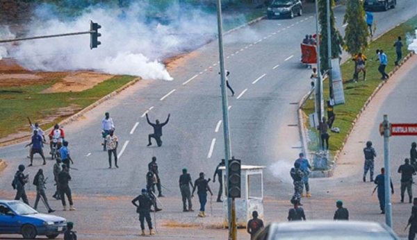 Emergency rule: Police fire teargas at protesters in Port Harcourt