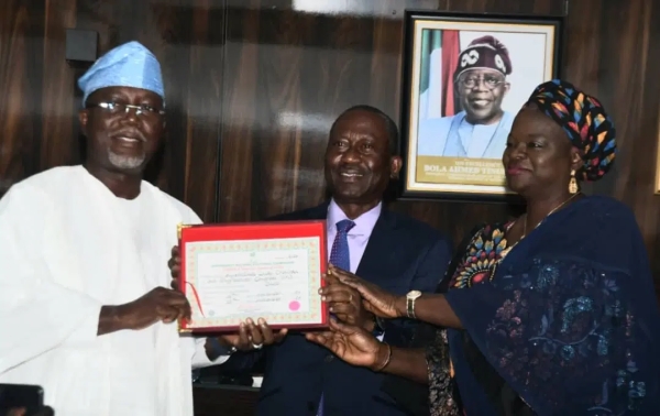 INEC Presents Certificates Of Return To Ondo Governor-Elect Aiyedatiwa, Deputy